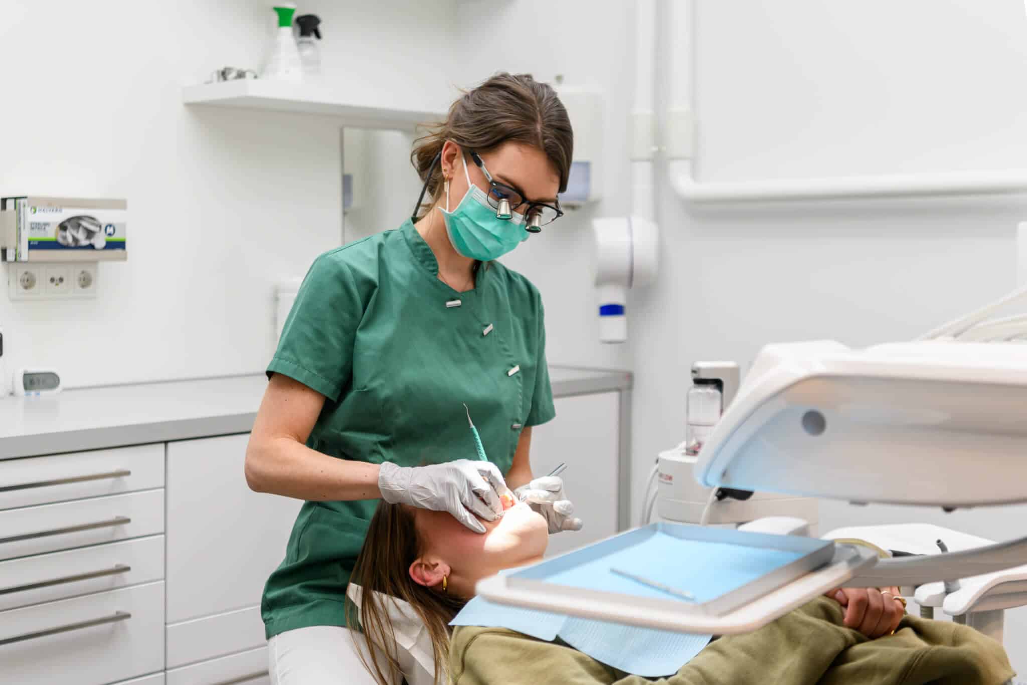 Mondhygiënist Lianne voert behandeling uit bij Kies & Co IJsselstein