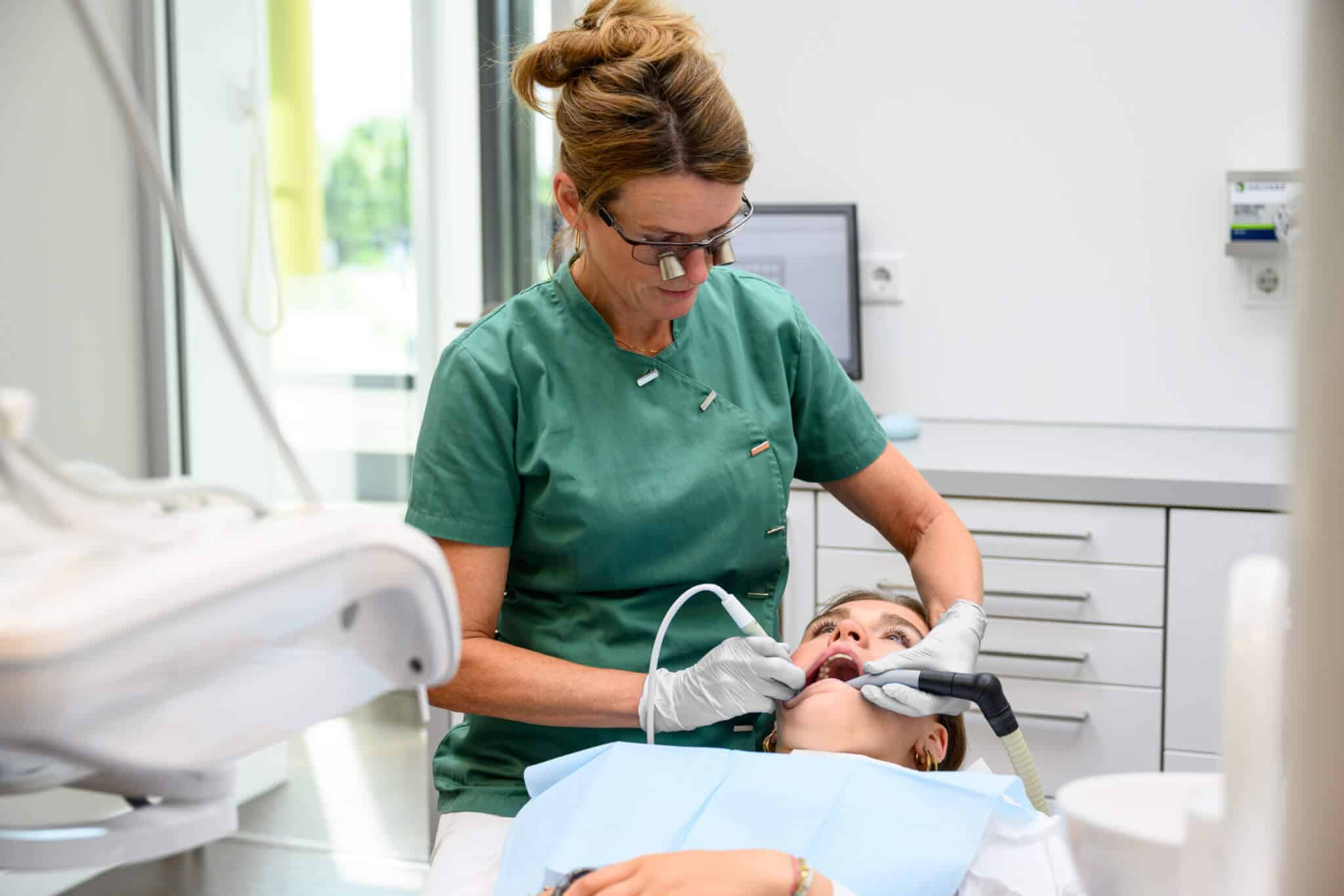 Mondhygiënist Marjolein behandelt patiënt bij Kies & Co IJsselstein